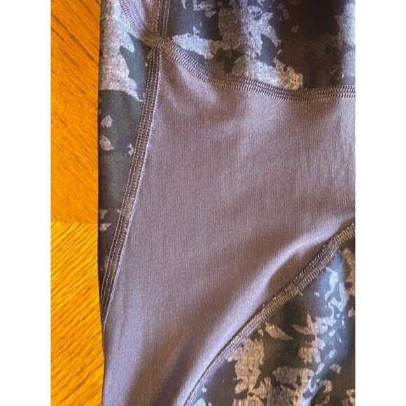 Under Armour Womens Deep Plum Camo Leggings Size Medium Waist 13.5-17.5" - Picture 4 of 6